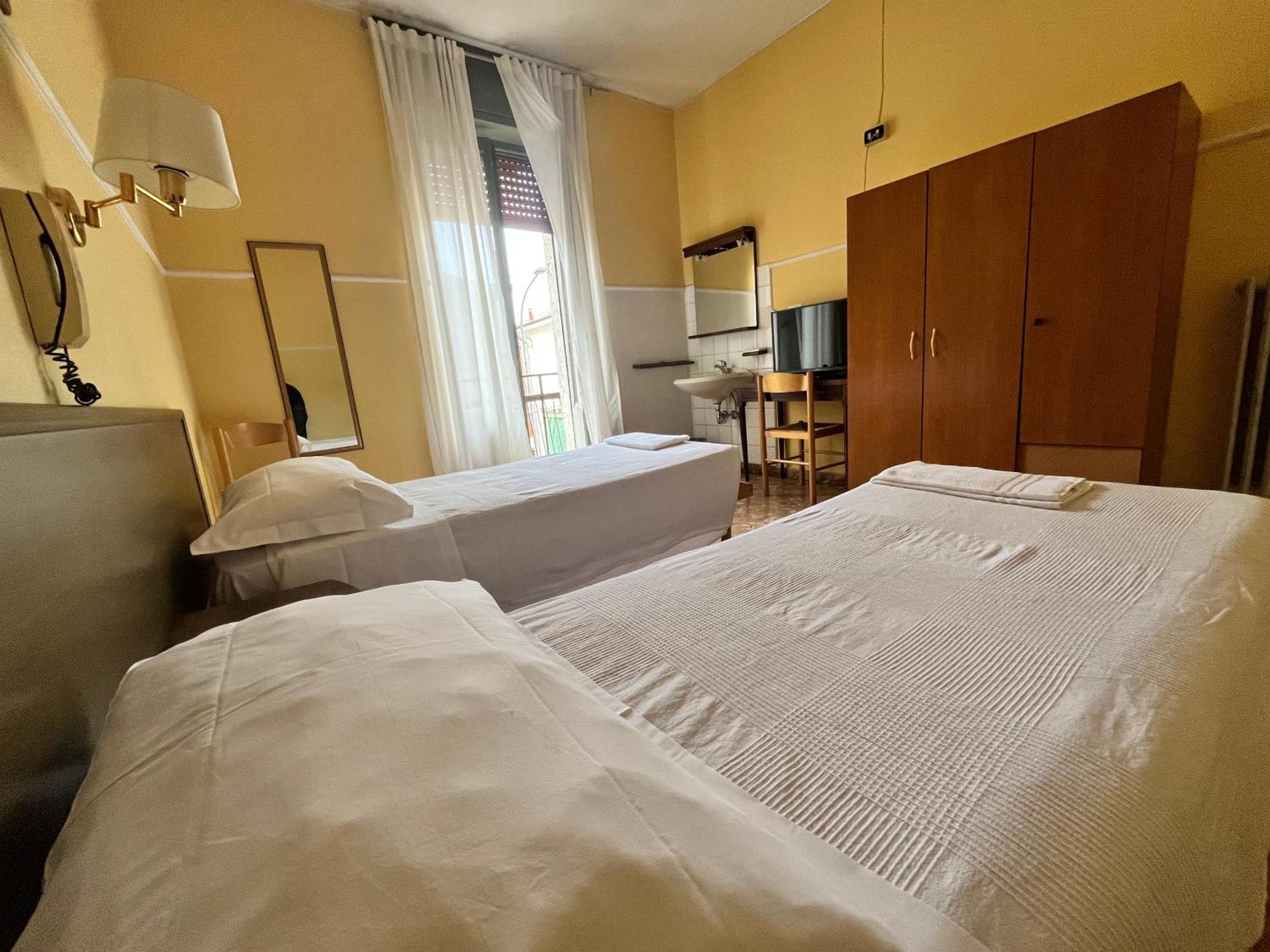 Hotel Parini Чезано-Босконе Экстерьер фото
